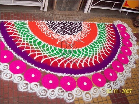 Halvcirkelformet Galicha Rangoli