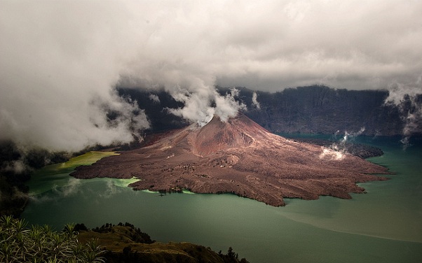 A Rinjani -hegy Indonéziában