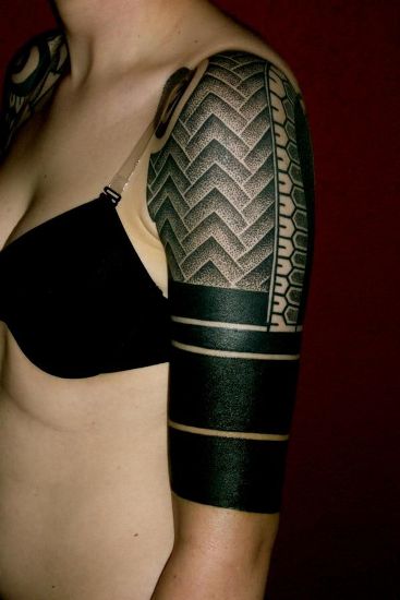Maya karszalag tetoválás a vállán