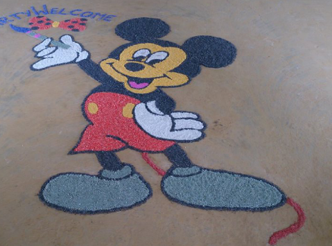 Mickey Mouse Rangoli Lavet af krystalpulver