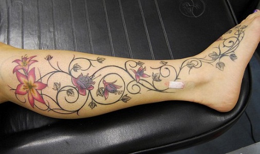 Liliom orchidea tetoválás tervezés a lábán