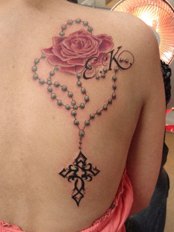 Feltűnő rózsafüzér gyöngyök tetoválás tervezés