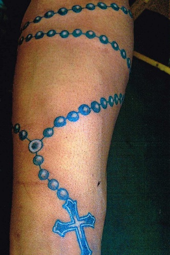 Spektakulær rosenkrans perler tatovering på armen