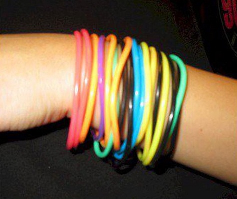 Armbånd af gummitype: