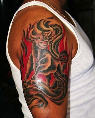 Storslået tatoveringsdesign med mørk hud