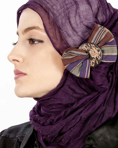 Trendy hijab med buer og brocher