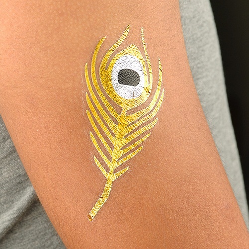 Guld fjer tatovering