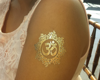 Arany vallásos tetoválás