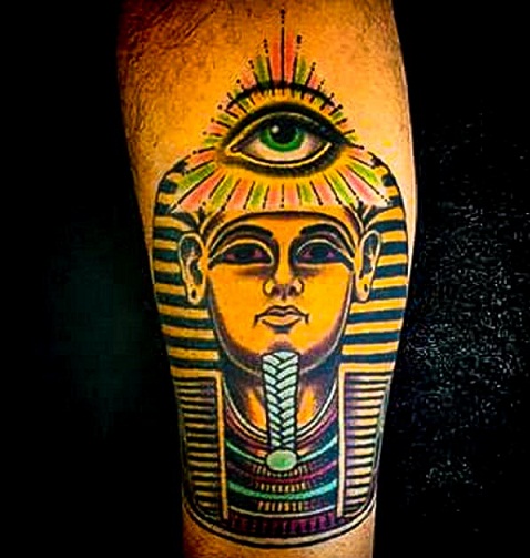 King Tut med åbent tatoveringsdesign