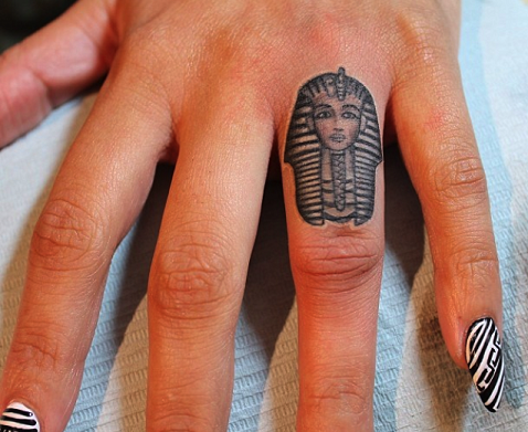 Lille finger Sort blæk King Tut tatoveringsdesign
