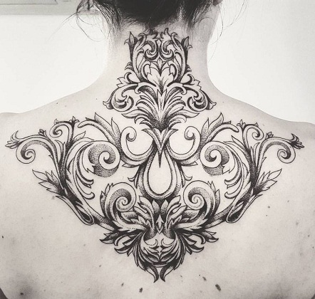 A nyakon barokk tetoválás