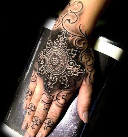 Kéz különleges barokk tetoválás