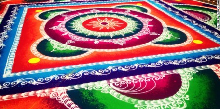 Vanskeligt Big Rangoli med farver