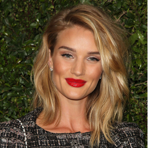 Sideskilt blond medium frisure