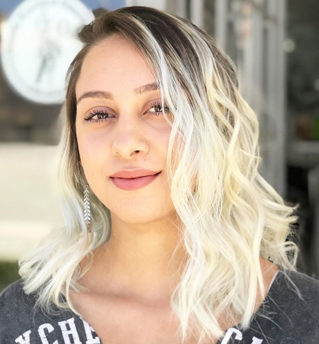 Stilfuld blond frisure i mellemlang længde