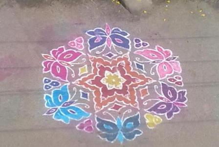 Rangoli Design omgivet af sommerfugle