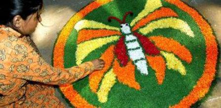 Unik sommerfugl Rangoli med blomster