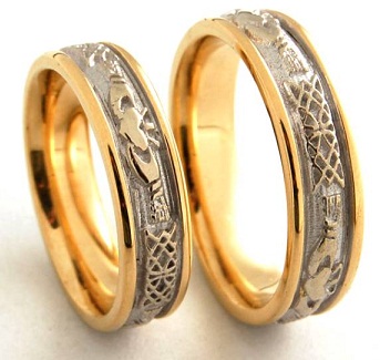 Gyönyörűen megtervezett esküvői zenekar gyűrűk