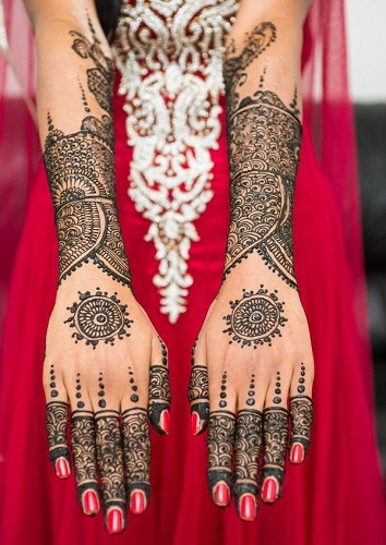 Påfyldning af Chakra Mehendi -design til fejring af Navratri