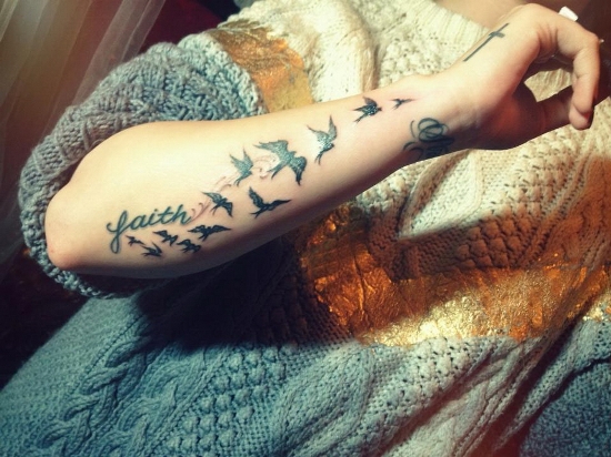 Demi Lovato tetoválás tervezés a kezében