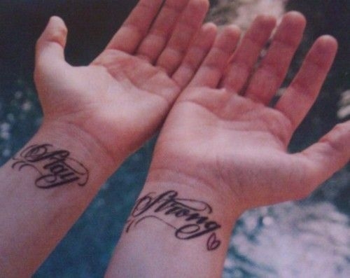 Demi Lovato maradjon erős tetoválástervezés