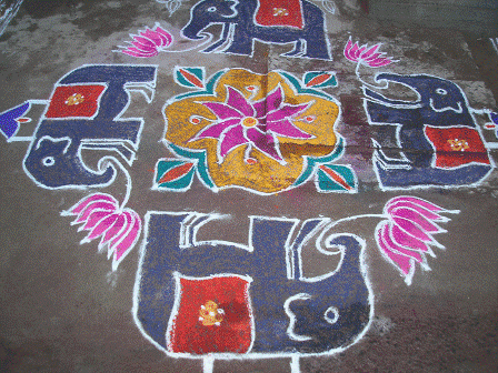 Rangoli elefántokkal körülvéve