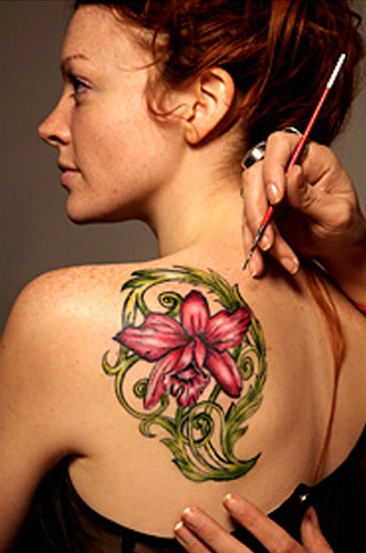 Virágos tetoválás