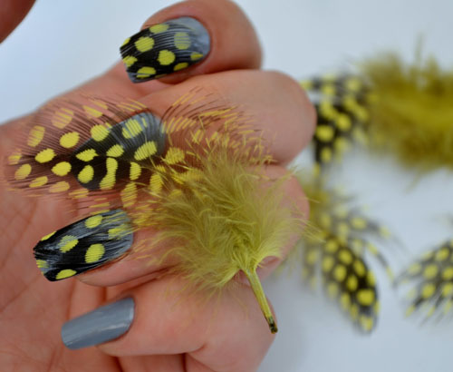 Gul og sort prikket fjer nail art