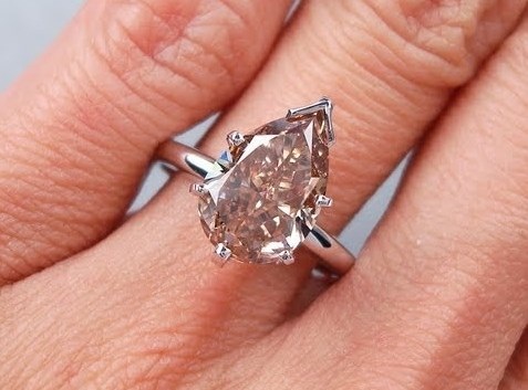 Körte alakú 3 karátos gyémánt gyűrű