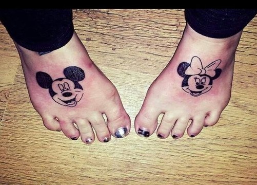 Fekete tinta Mickey és Minnie Tattoo Design