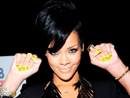 Rihannas Smiley Nails