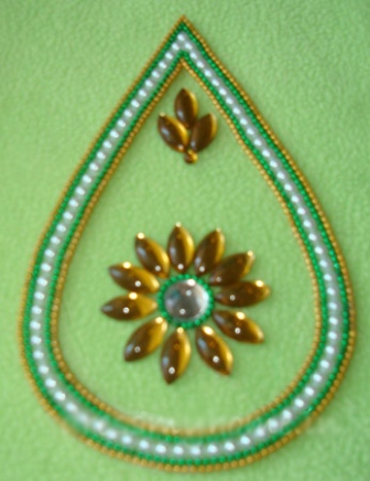 Könnycsepp alakú Kundan Rangoli