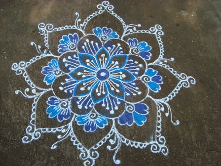 Line Rangoli Design med Lyseblå og Hvid