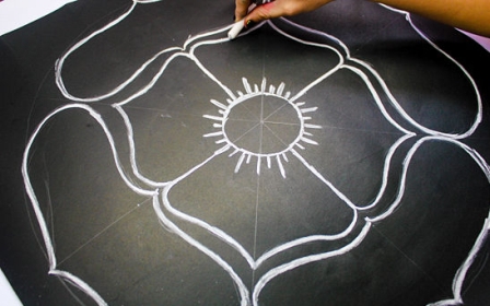 Line Rangoli Designs ved at tegne kridt