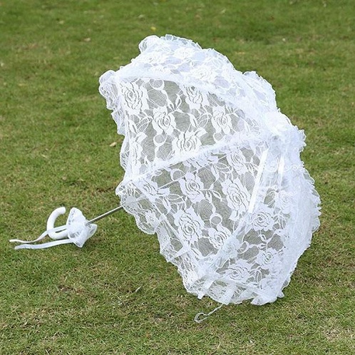 Esküvői díszes fehér esernyők