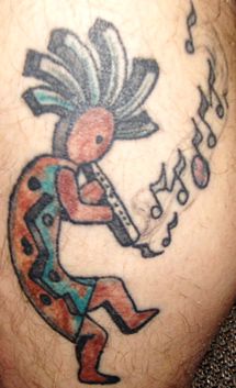 Fuvola éneklő Kokopelli tetoválás