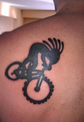 Kokopelli kerékpár tetoválással
