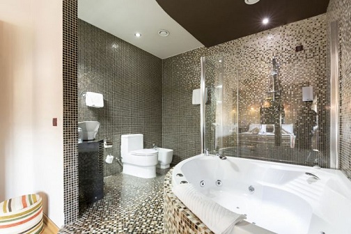 Luxus fürdőszoba barna és fehér kivitelben