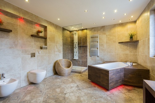Bézs és tágas luxus fürdőszoba kialakítás