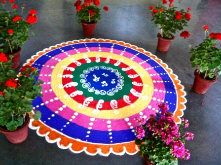 Flerfarvet Marathi Rangoli-design