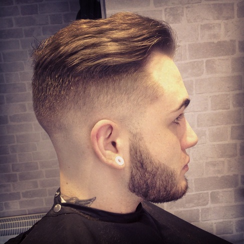 Lang Fohawk med High Undercut Fade og skæg