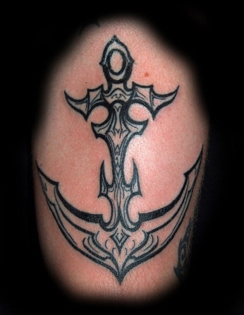 Törzsi kereszt horgonyt tervező kar tetoválással