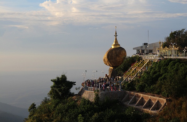 golden-rock_myanmar-turista-helyek