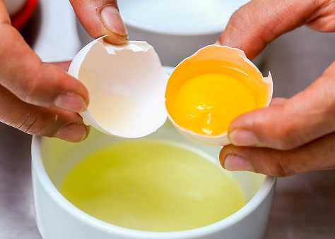 A tojásfehérje feszesíti a bőrt