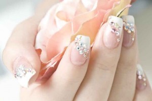 Subtil Rhinestone Nail Art