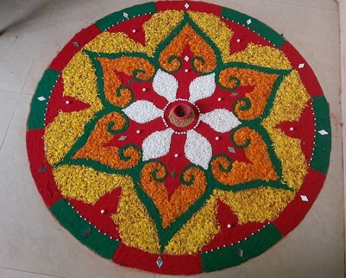Blomstret Rangoli med ris