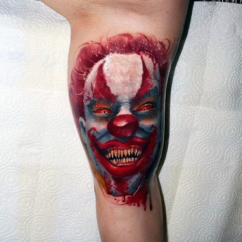 Joker típusú ijesztő tetoválás