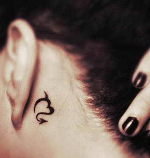 Kis Skorpió szimbólum tetoválás lányoknak