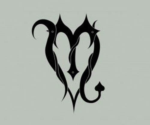 Szív alakú skorpió szimbólum tetoválás