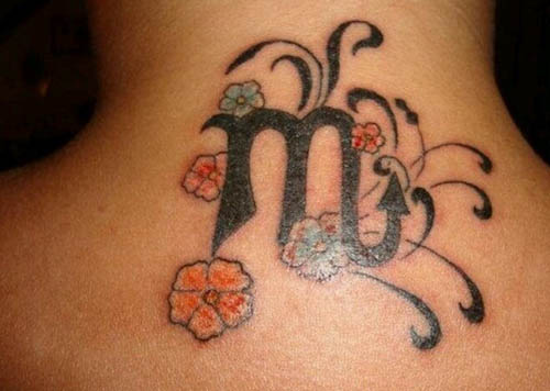 Skorpió szimbólum virágokkal, tetoválással a nyakán